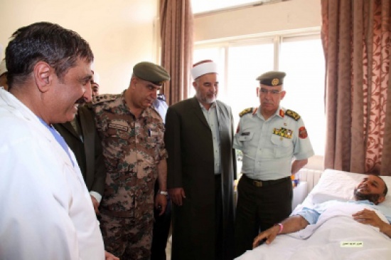 فرغل يزور مصابي بعثة العمرة العسكرية